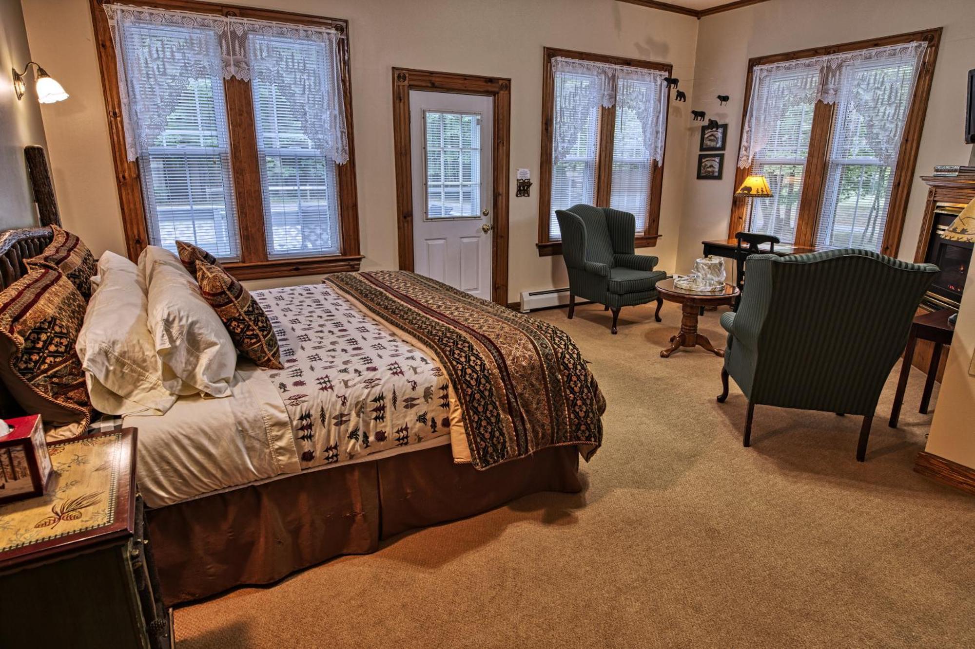 Rockwell Falls Inn And Wine Bar Lake Luzerne Room photo