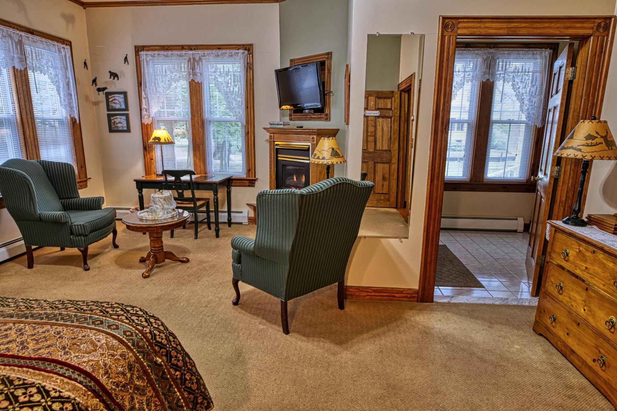 Rockwell Falls Inn And Wine Bar Lake Luzerne Room photo