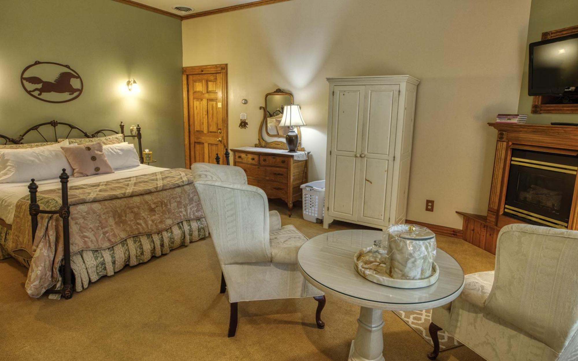 Rockwell Falls Inn And Wine Bar Lake Luzerne Room photo
