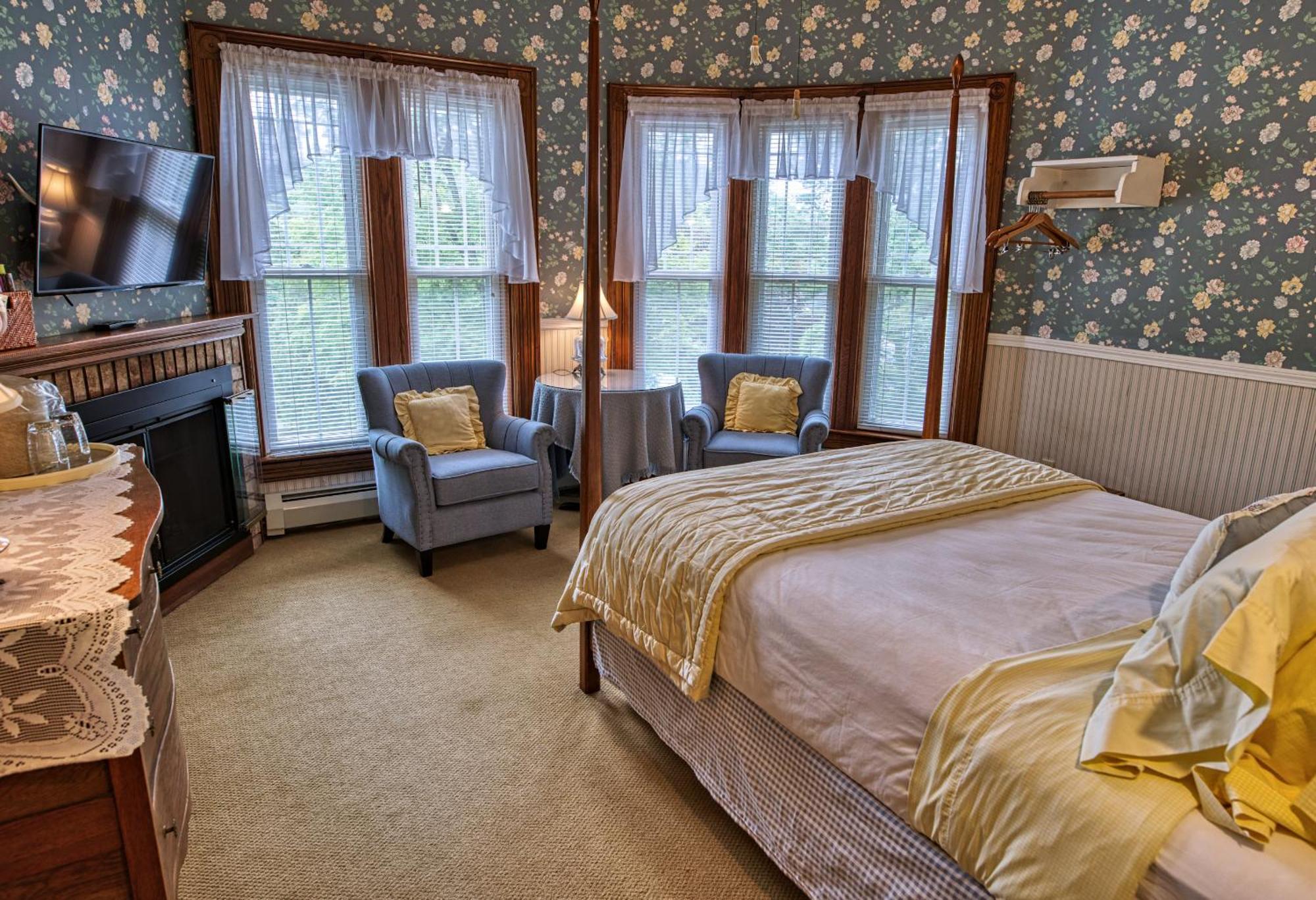 Rockwell Falls Inn And Wine Bar Lake Luzerne Room photo
