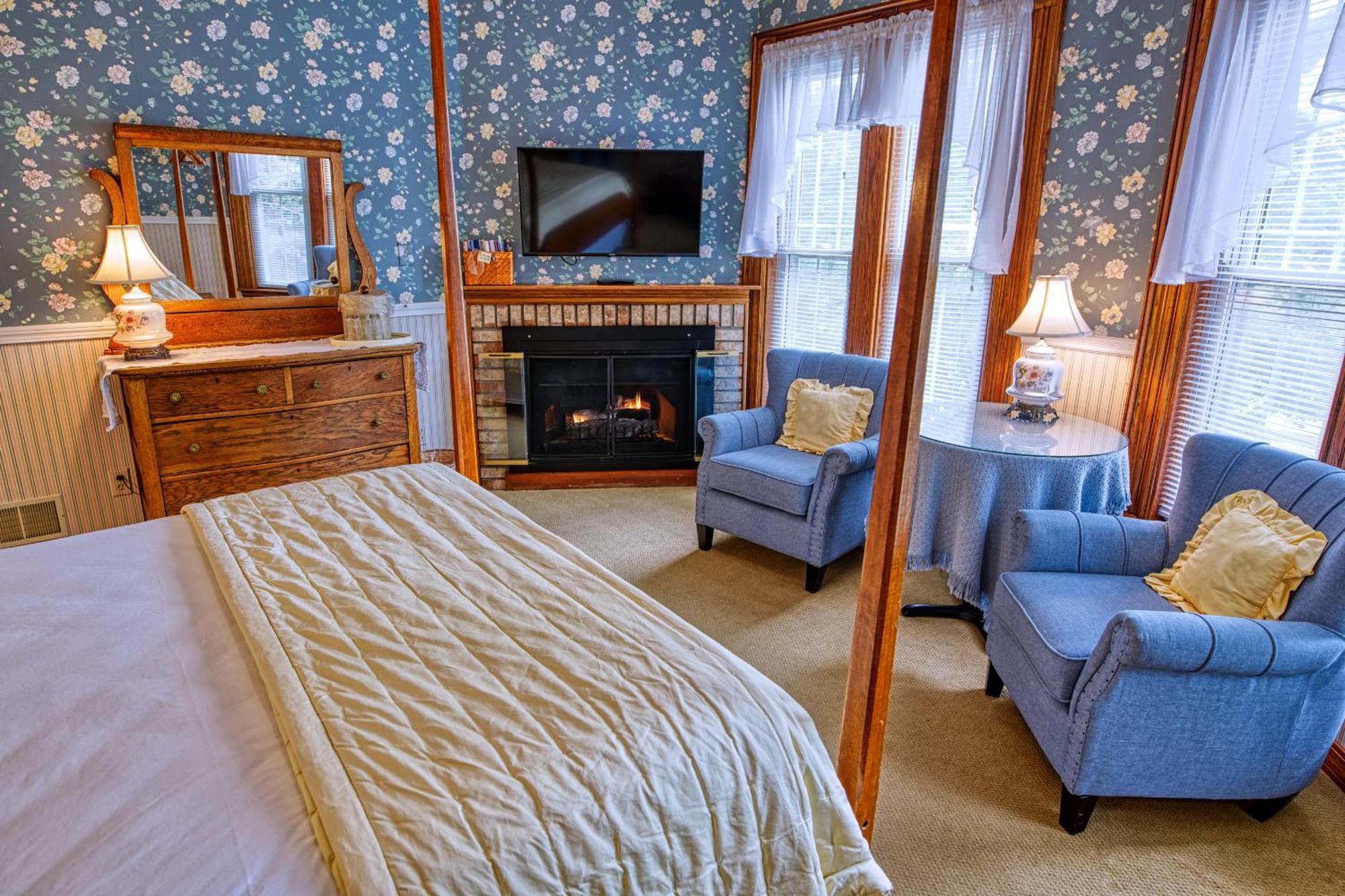 Rockwell Falls Inn And Wine Bar Lake Luzerne Room photo