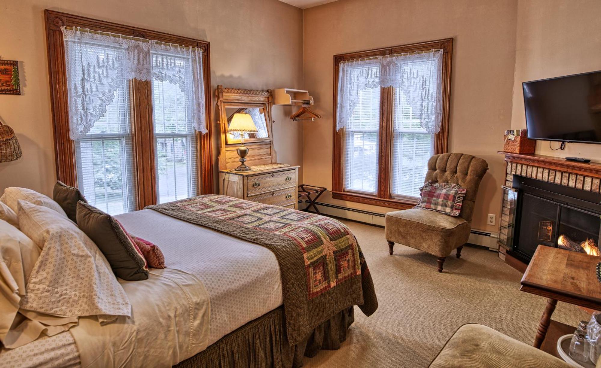 Rockwell Falls Inn And Wine Bar Lake Luzerne Room photo
