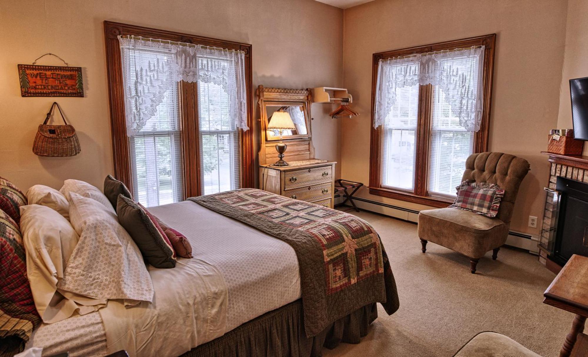 Rockwell Falls Inn And Wine Bar Lake Luzerne Room photo