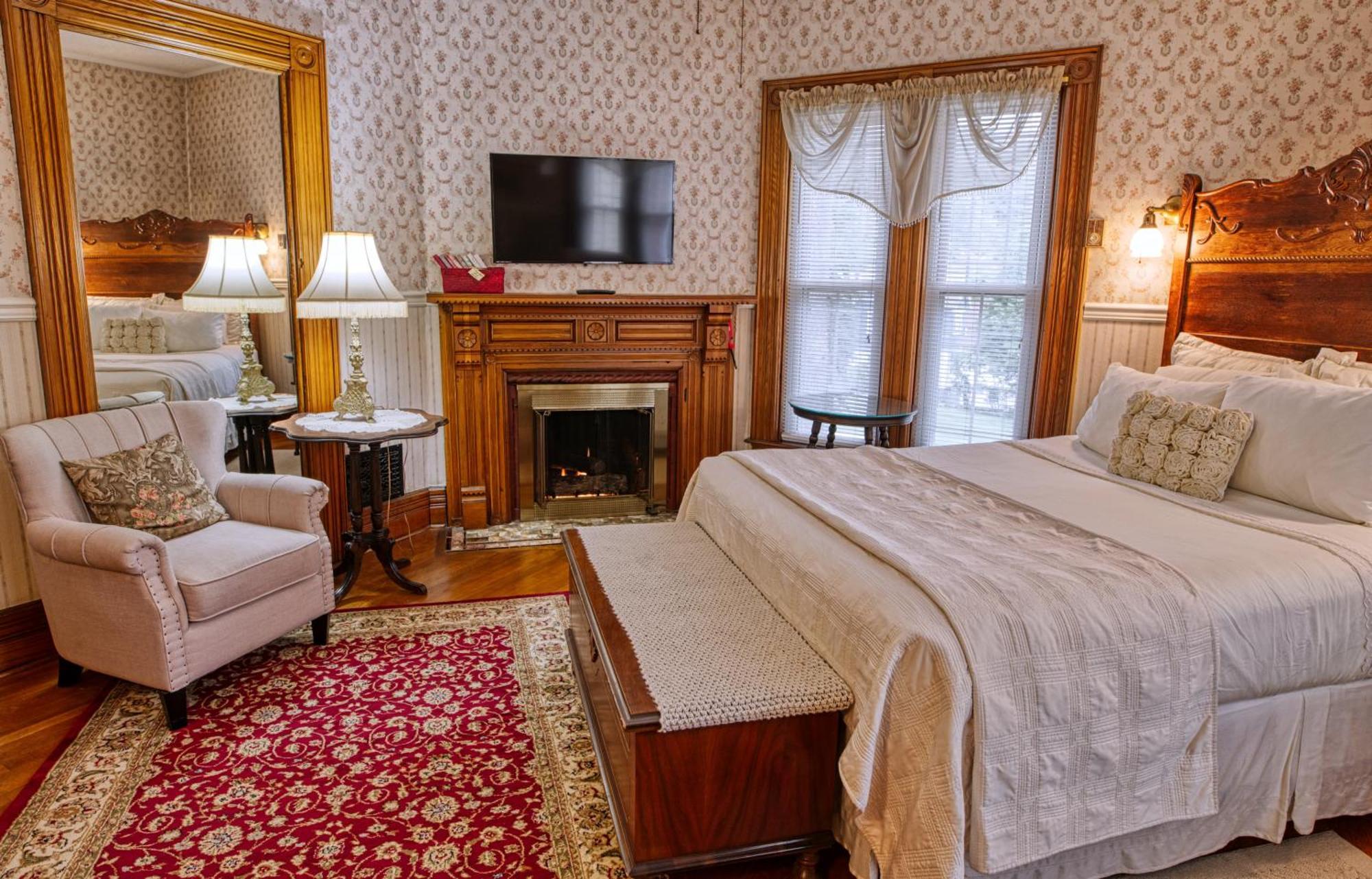 Rockwell Falls Inn And Wine Bar Lake Luzerne Room photo