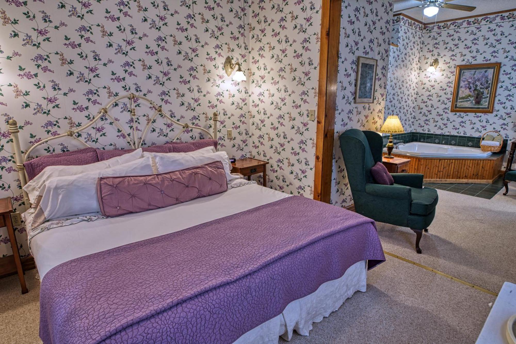 Rockwell Falls Inn And Wine Bar Lake Luzerne Room photo