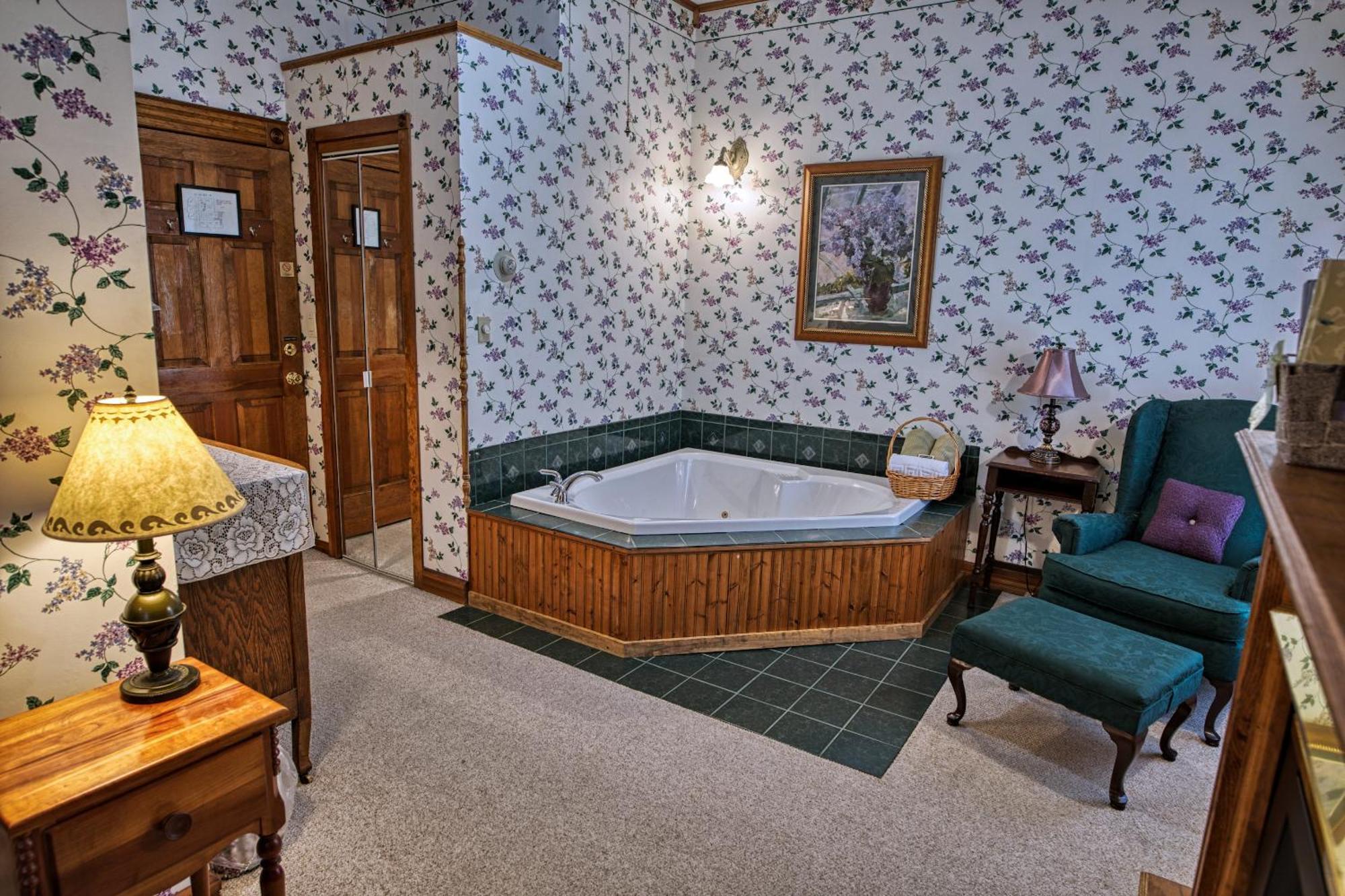 Rockwell Falls Inn And Wine Bar Lake Luzerne Room photo